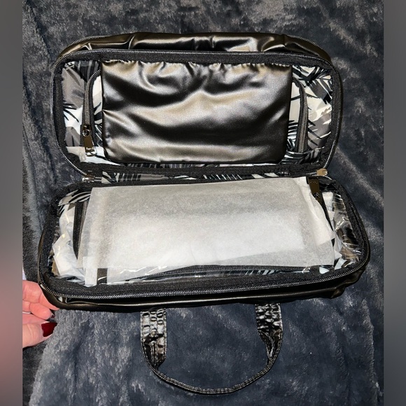 NWT LUG Cosmetic Case Black/ Gray - Picture 2 of 3